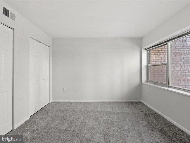 Building Photo - 33 Canterbury Square