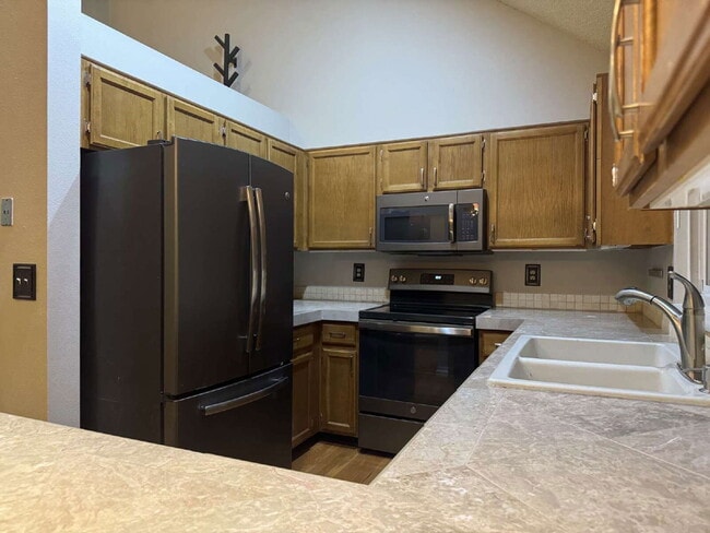 Building Photo - 150 N Carlton St