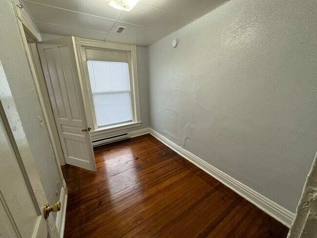 Building Photo - 432 W 3rd St