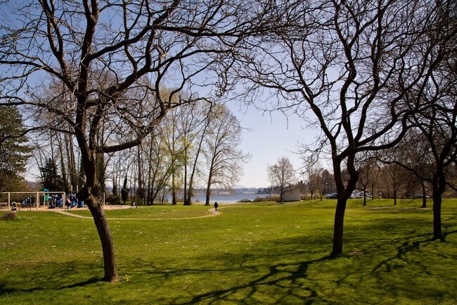 Building Photo - One Block to Lake Washington, Available Aug 1st