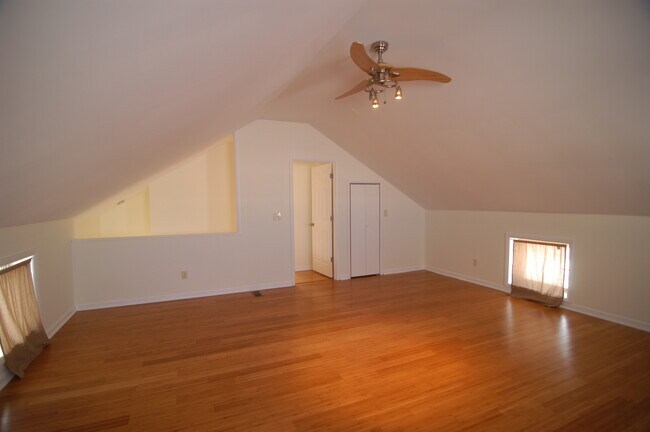 Building Photo - 7099 Lakeshore Rd