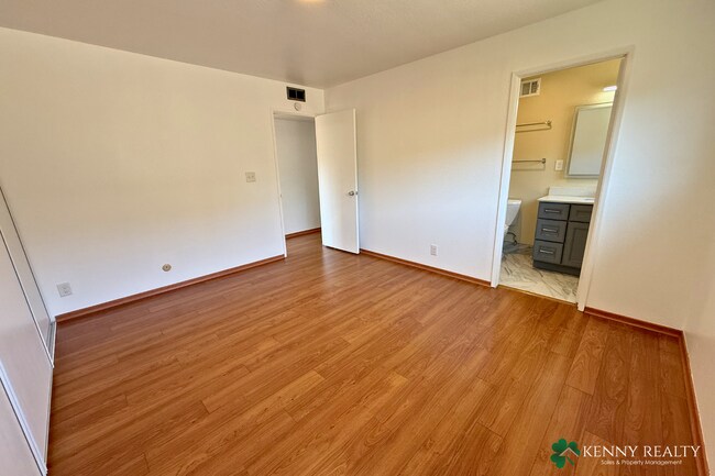 Building Photo - Large 4 Bedroom, 2 Bathroom Home with 2 Car Garage