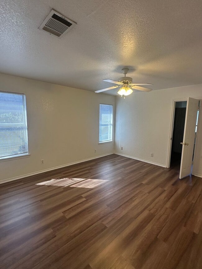 Building Photo - 3 bedrooms PLUS Bonus Room