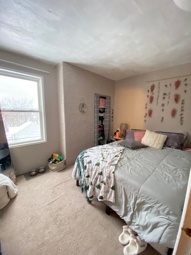 Building Photo - AVAILABLE MAY 2026  - 2 Bedroom Home in Mt Washington w/ Fenced In Yard!