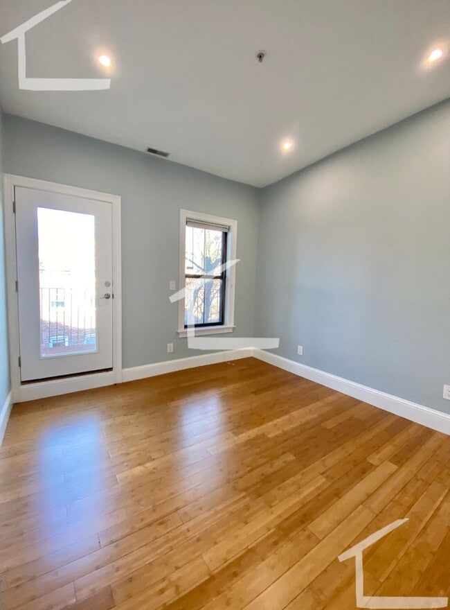 Building Photo - TOP FLOOR 2 BED 2 FLOORS + Private Rooftop Deck!!! Available 9/1/26