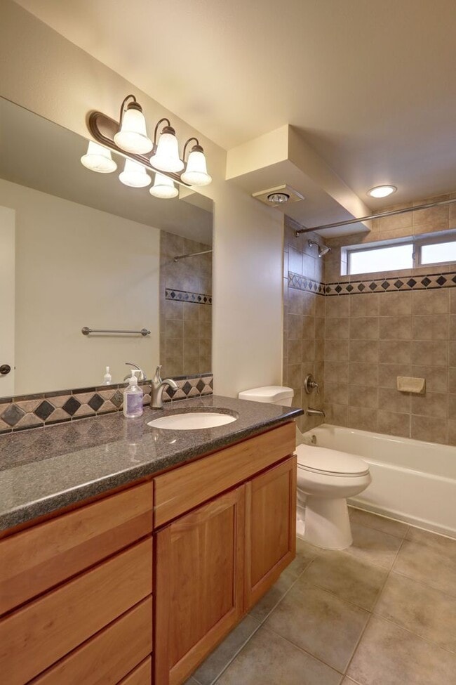 Building Photo - Grand 4 bedroom /2.5-bathroom Townhome w/ Sweeping Views of Lake Union & Cascades!