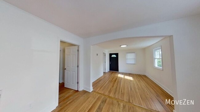 Building Photo - 1710 Oakwood Ave