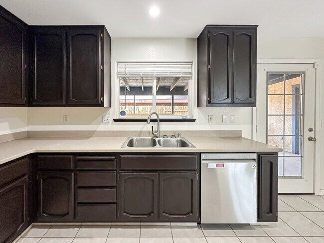 Building Photo - 1240 W Mariposa Ave