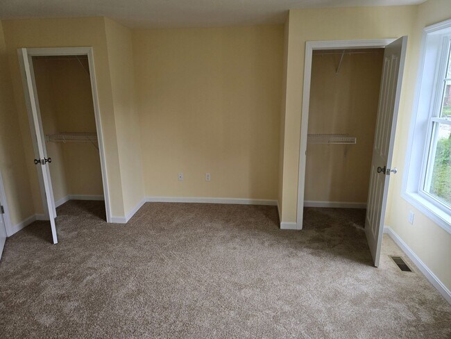 Building Photo - Megway Ct. (2-5)