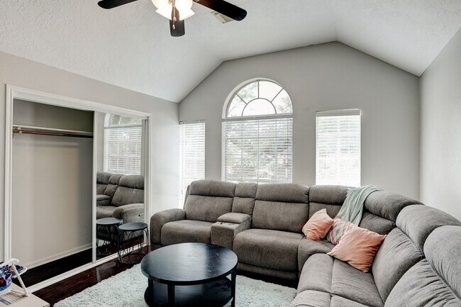 Building Photo - 1611 Falcon Ridge Blvd