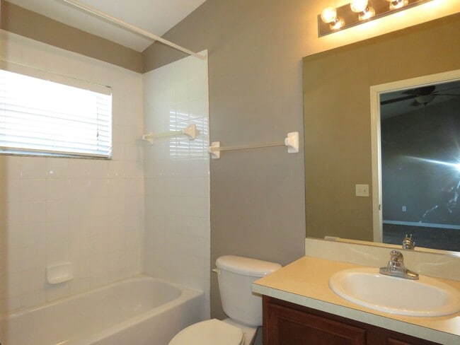 Building Photo - Townhouse 3Bed 2.5 bath Avail June 6th, 2025