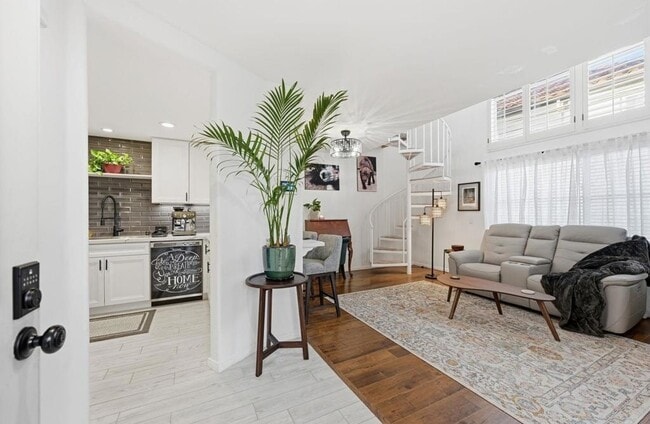 Building Photo - 744 Eastshore Terrace