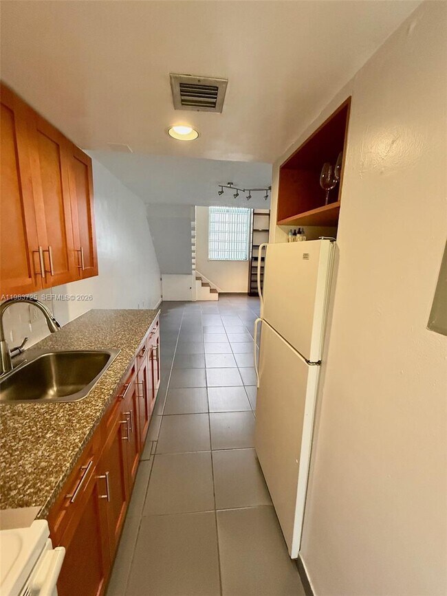 Building Photo - 335 Navarre Ave