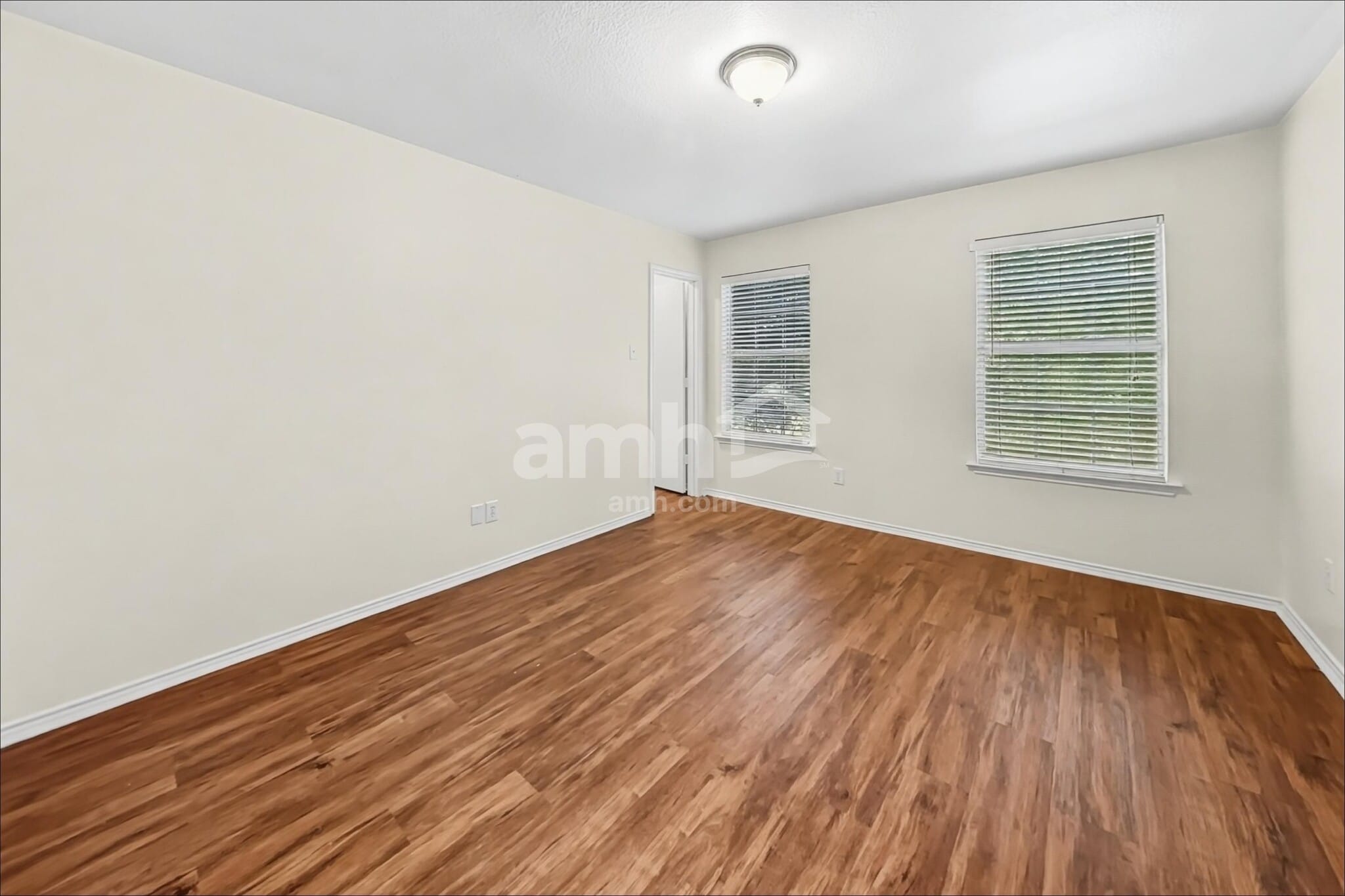 Building Photo - 2014 Kingsbridge Dr