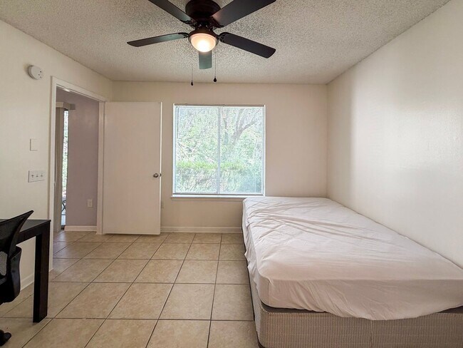 Building Photo - 4BR/4BA Condo off SW 34th Street - available NOW!