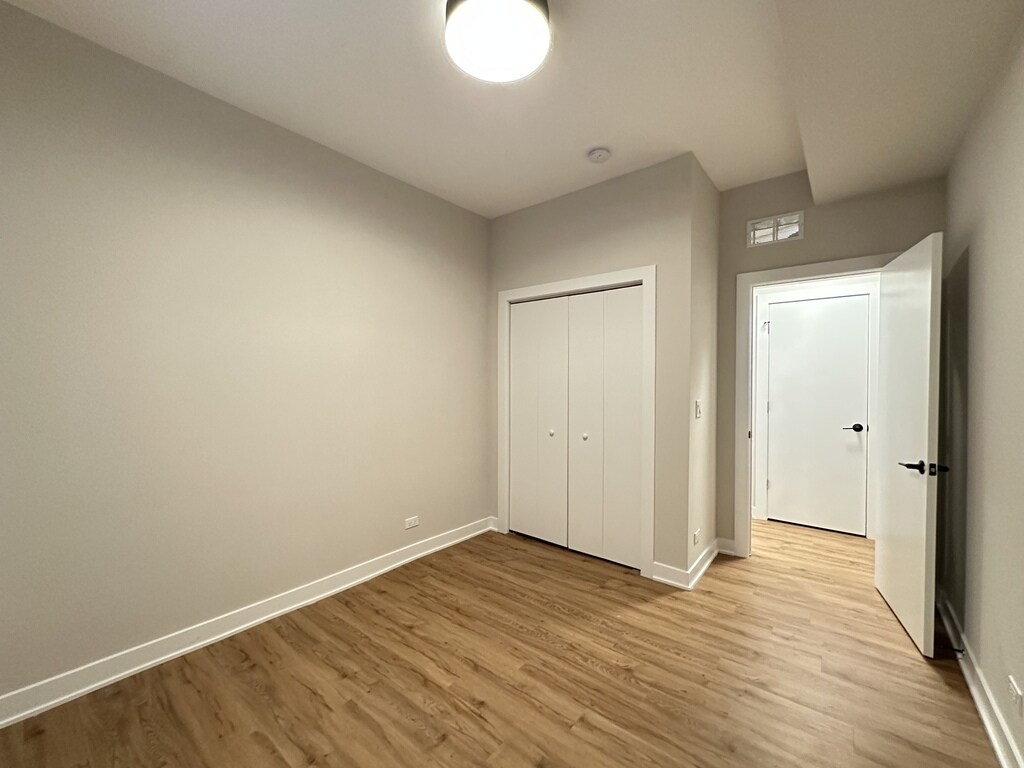 Building Photo - 643 W Wrightwood Ave