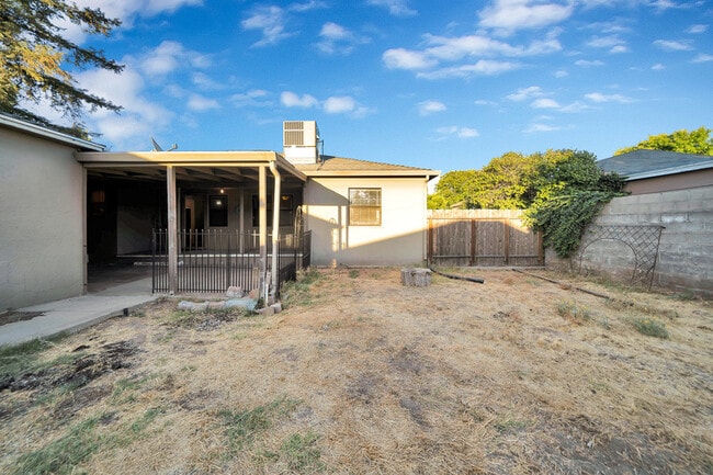 Building Photo - 1301 S Lee Ave