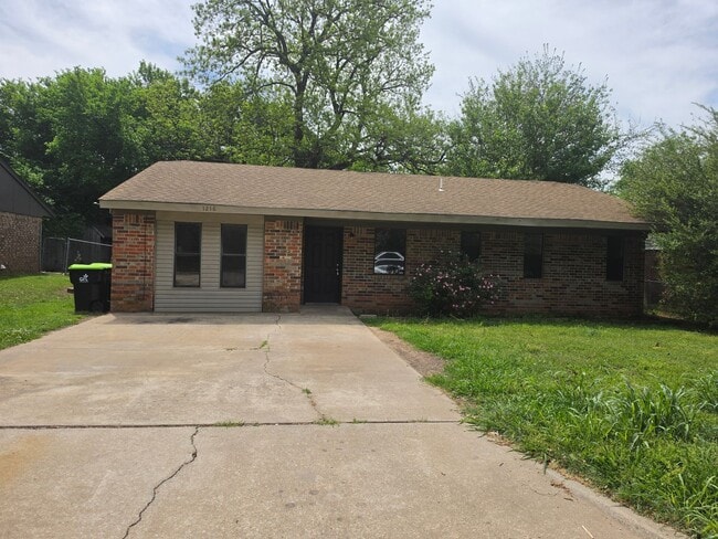 Building Photo - 3 bedroom home in Tecumseh!