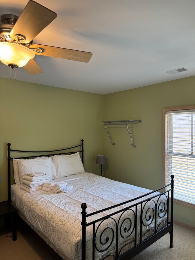 Building Photo - 98 W Center St