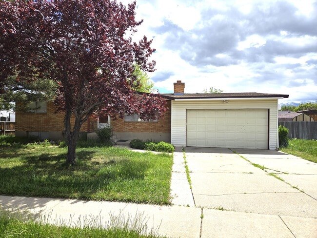 Building Photo - 4575 Balsam Ave