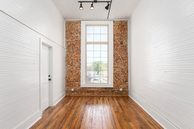 Building Photo - 1403 Huntsville Rd