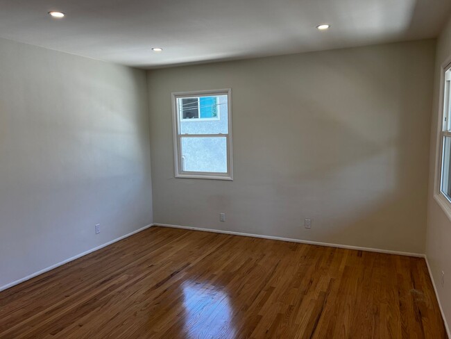 Building Photo - 1 Bedroom 1 Bath Completely Remodeled Apar...