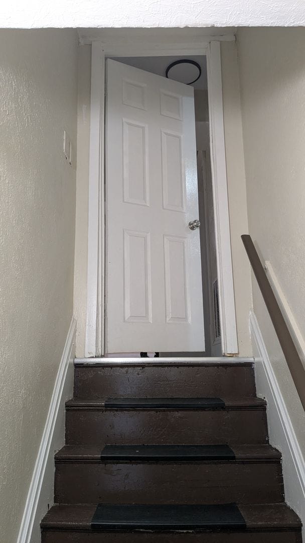 Building Photo - Newly renovated Akron apartment offering spacious rooms and a finished attic for flexible living ...