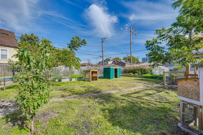 Building Photo - 3247 S Oakley Ave