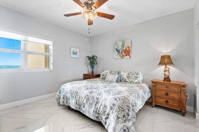 Building Photo - 2640 Lake Shore Dr