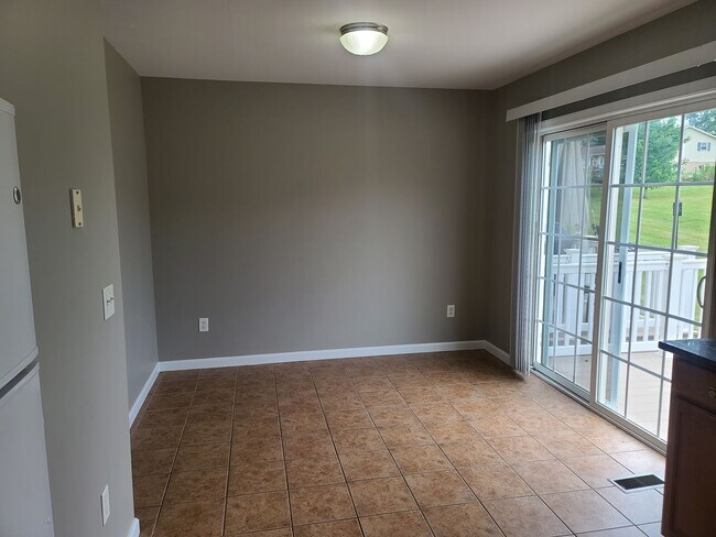 Building Photo - 3 Bed 2.5 Bath Townhome Ready for You in W...