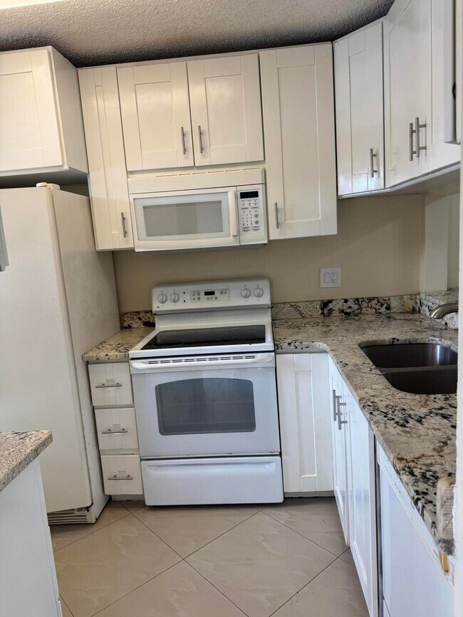 Building Photo - 9921 Three Lakes Cir