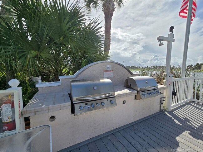 Building Photo - 484 NE Plantation Rd