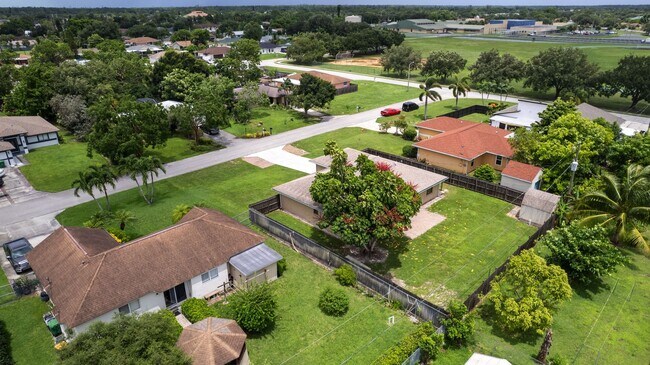 Building Photo - ** GOLDEN GATE CITY ** 3 BED + DEN / 2 BAT...