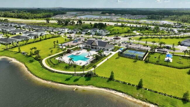 Building Photo - 6544 Cloverdale Ave