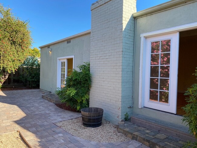 Building Photo - REDWOOD CITY - Beautifully Updated 3BR/2BA
