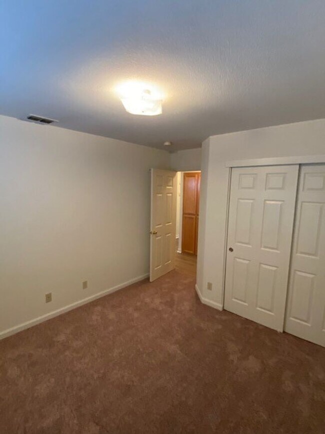 Building Photo - Woodcreek Oaks area 4 bedroom.