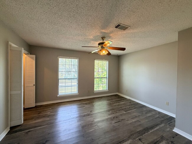 Building Photo - Townhouse Just Minutes to LSUS .....