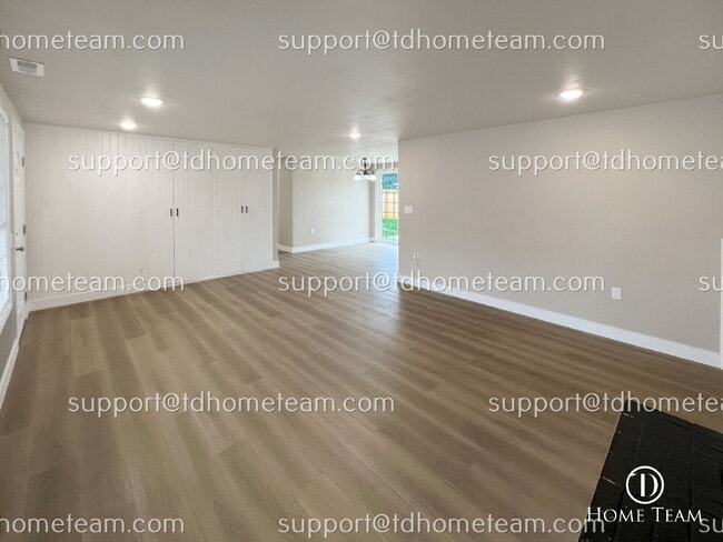 Building Photo - "Charming 4-Bed Haven in Tacoma with Spaci...