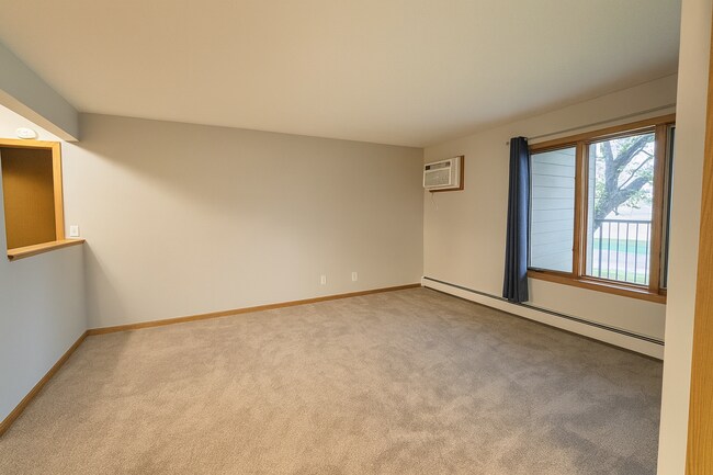 Building Photo - Quaint, Updated 1 Plus Den Condo in Bloomington.