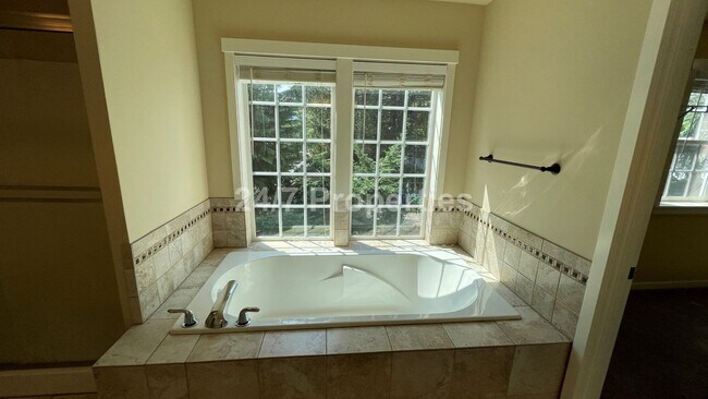 Building Photo - Stunning 4 BD | 2.5 BA Craftsman - Milwaukie