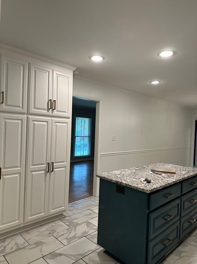 Building Photo - Large Home on the Eastside on a deadened street - Pre Lease