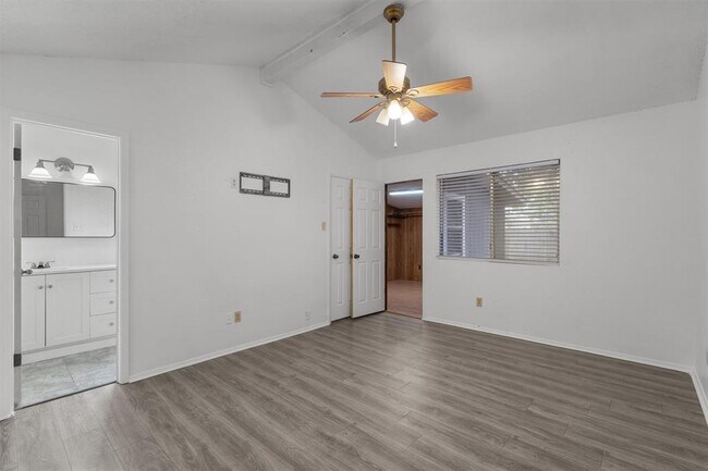 Building Photo - 701 Riverwood Dr