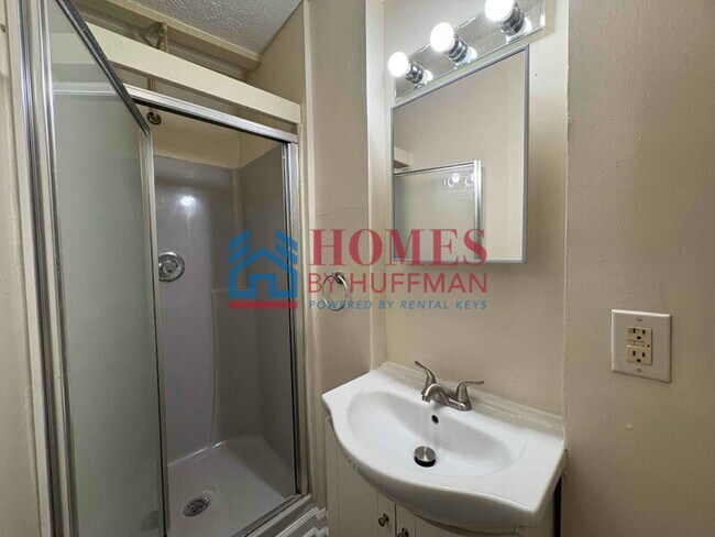 Building Photo - Three Bedroom House | Two Bathroom | Depos...