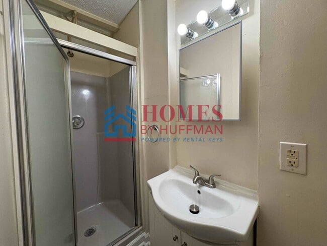 Building Photo - Three Bedroom House | Two Bathroom | Move ...