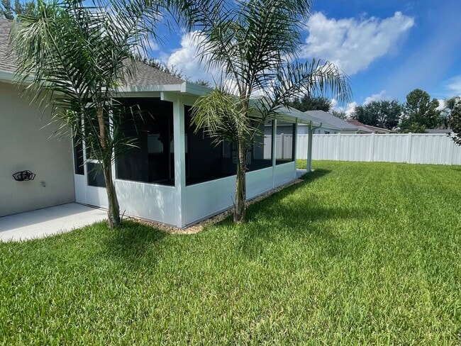 Building Photo - Beautiful 3/2 Fenced in Single Family Home...