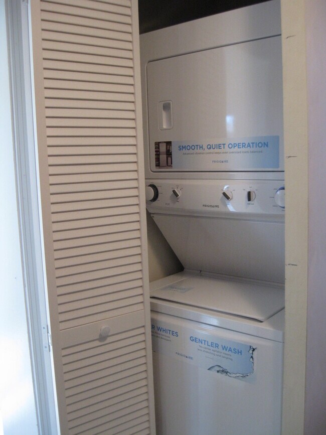 Building Photo - Home centrally located