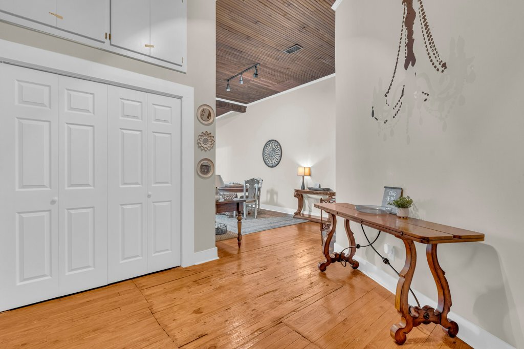 Building Photo - 515 College St