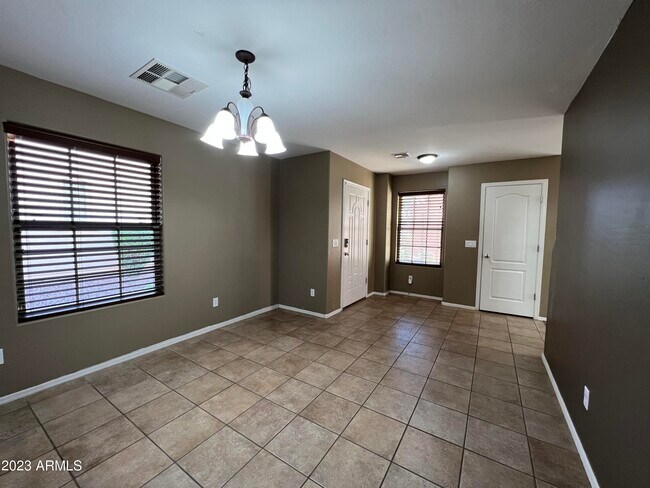 Building Photo - 2709 E Bart St