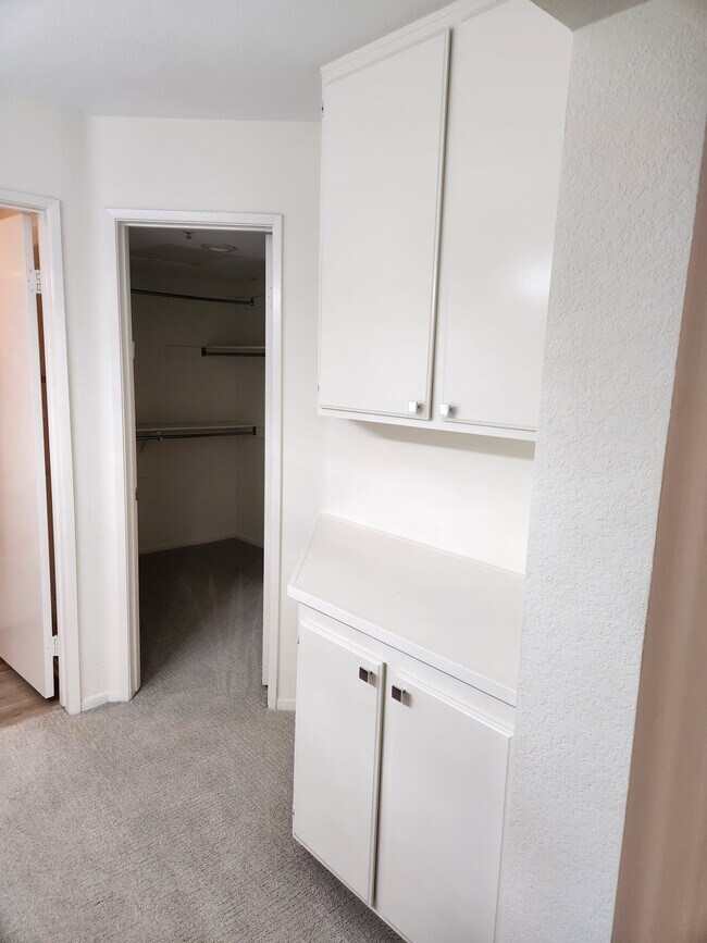 Building Photo - 8707 E Indian Hills Rd