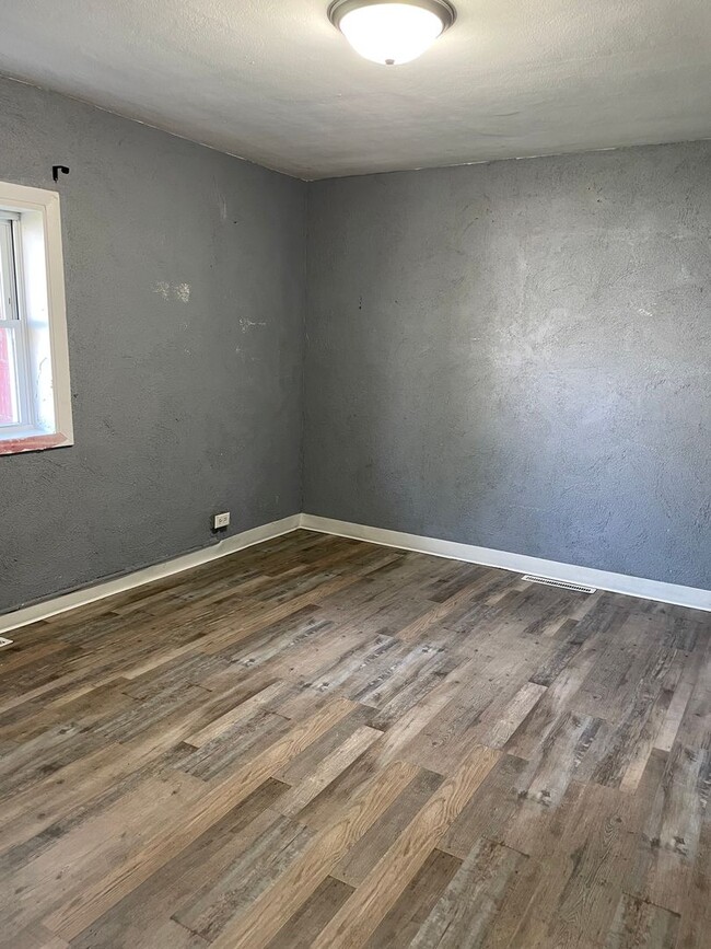 Building Photo - Fully remodeled 3 bedroom ranch with large...